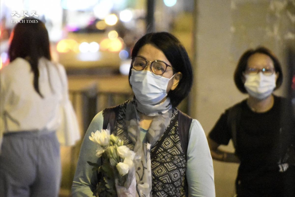 清明節前，多名市民手持鮮花到太子地鐵站外，靜默紀念19個月前發生的831恐怖襲擊事件。（麥碧/大紀元）