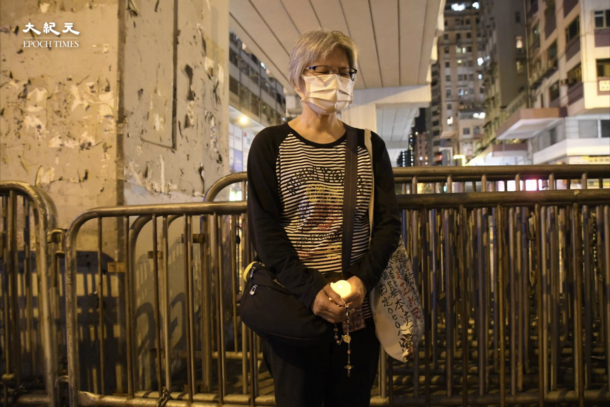 清明節前，多名市民手持鮮花到太子地鐵站外，靜默紀念19個月前發生的831恐怖襲擊事件。（麥碧/大紀元）