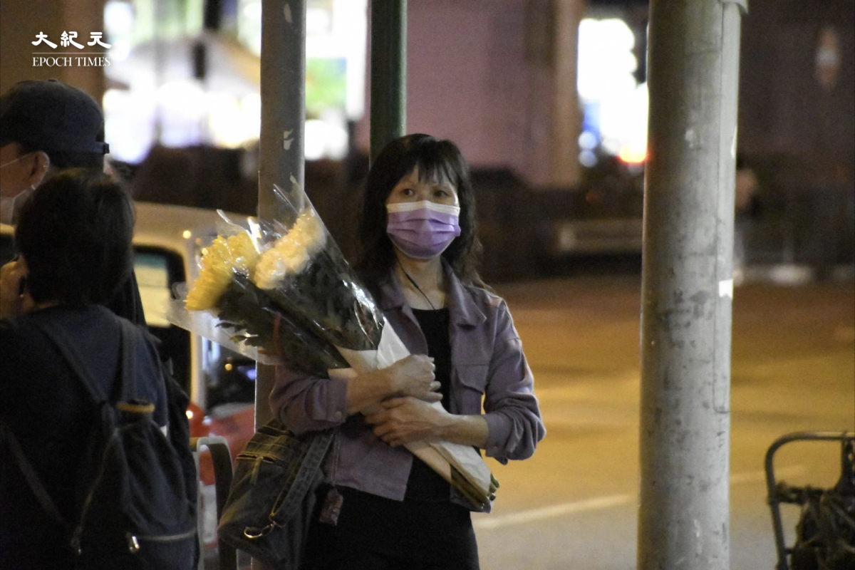 清明節前，多名市民手持鮮花到太子地鐵站外，靜默紀念19個月前發生的831恐怖襲擊事件。（麥碧/大紀元）