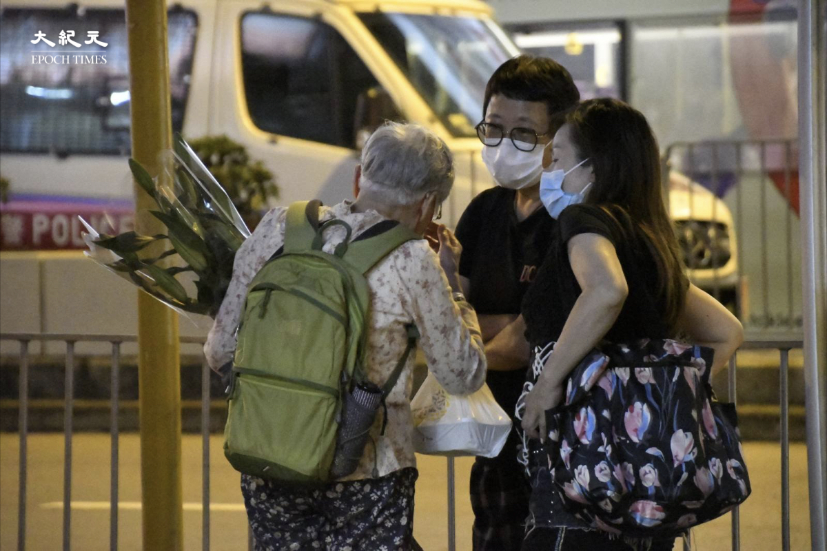 清明節前，多名市民手持鮮花到太子地鐵站外，靜默紀念19個月前發生的831恐怖襲擊事件。（麥碧/大紀元）