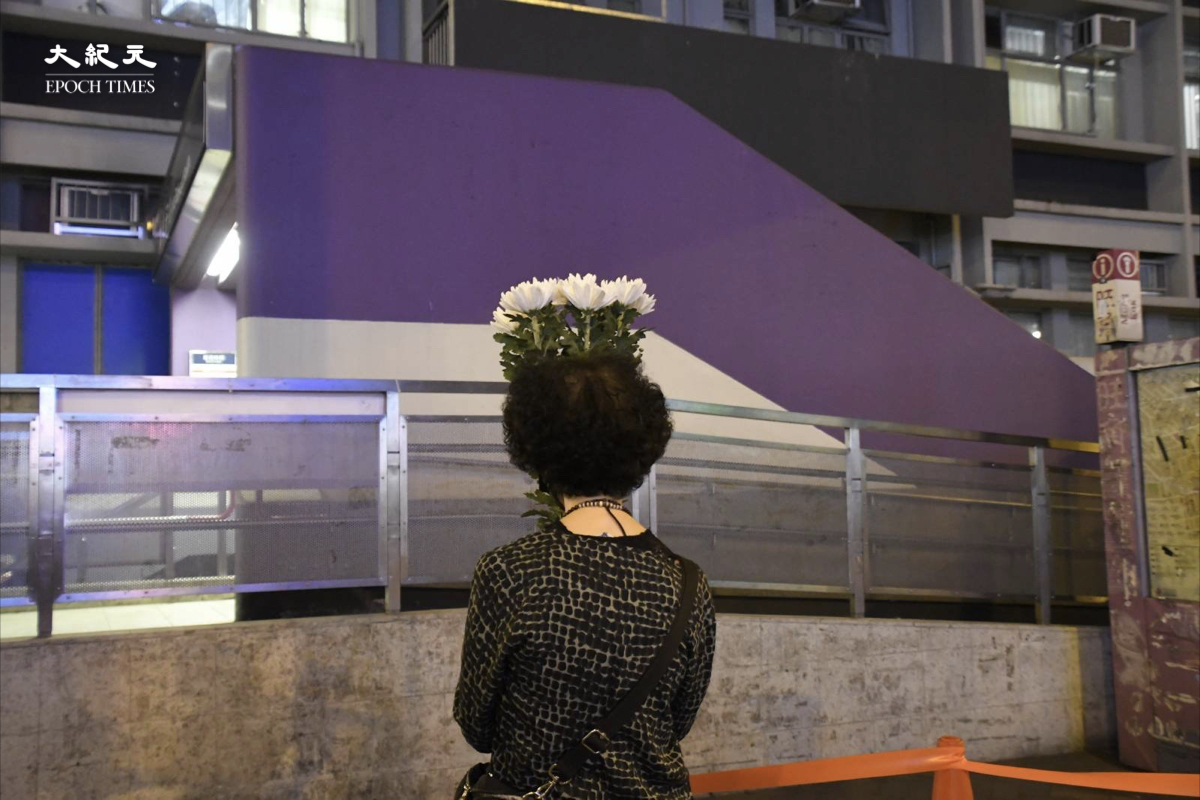 清明節前，多名市民手持鮮花到太子地鐵站外，靜默紀念19個月前發生的831恐怖襲擊事件。（麥碧/大紀元）