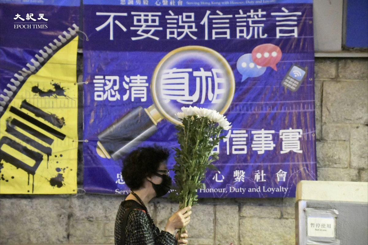 清明節前，多名市民手持鮮花到太子地鐵站外，靜默紀念19個月前發生的831恐怖襲擊事件。（麥碧/大紀元）