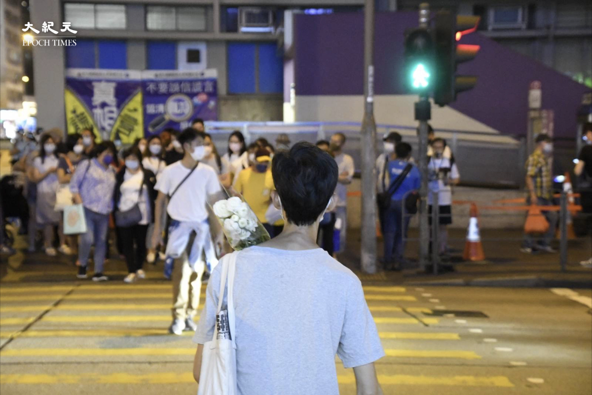 清明節前，多名市民手持鮮花到太子地鐵站外，靜默紀念19個月前發生的831恐怖襲擊事件。（麥碧/大紀元）