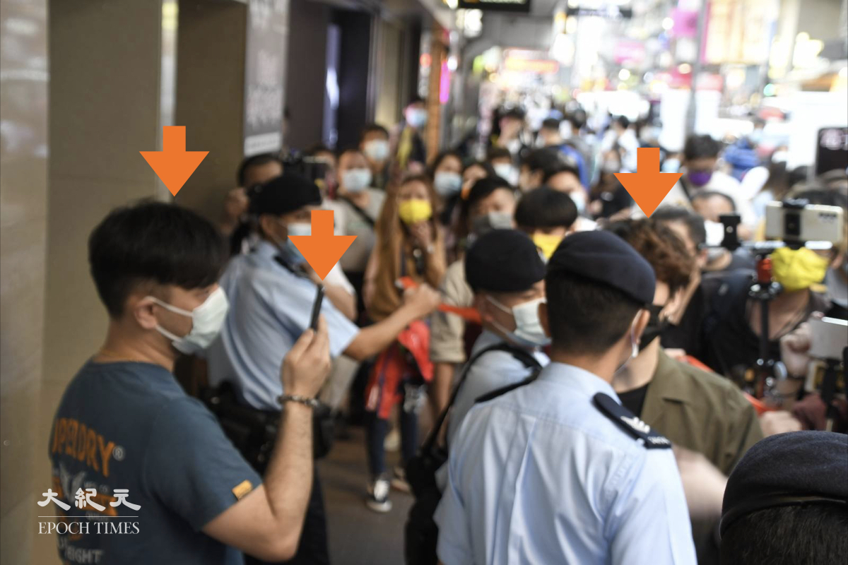 4月11日賢學思政召集人王逸戰在旺角呼籲市民給在囚良心犯寫生日卡，期間被疑似便衣人員以手機近距離拍攝。（麥碧/大紀元）
