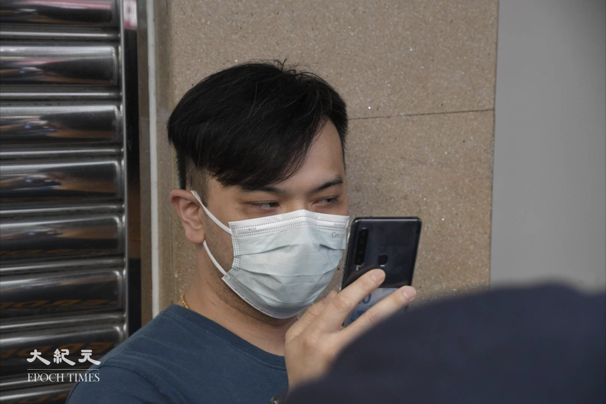 4月11日賢學思政召集人王逸戰在旺角呼籲市民給在囚良心犯寫生日卡，期間被疑似便衣人員以手機近距離拍攝。（麥碧/大紀元）
