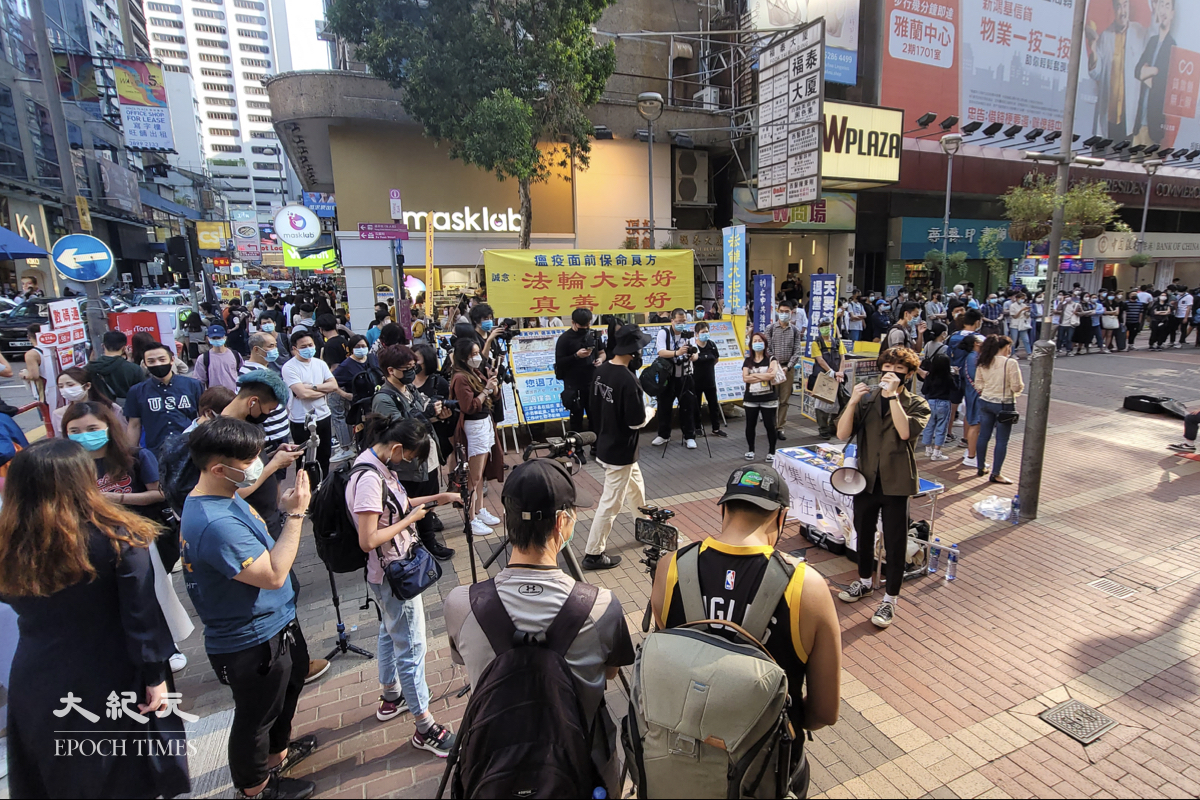 賢學思政召集人王逸戰在旺角豉油街擺街站呼籲市民為在囚手足寫生日卡。（霄龍/大紀元）
