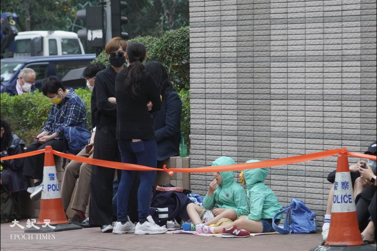 818案件今日宣判，凌晨不到5點已有市民排隊準備旁聽，也有家長帶小朋友一起排隊。（余鋼/大紀元）