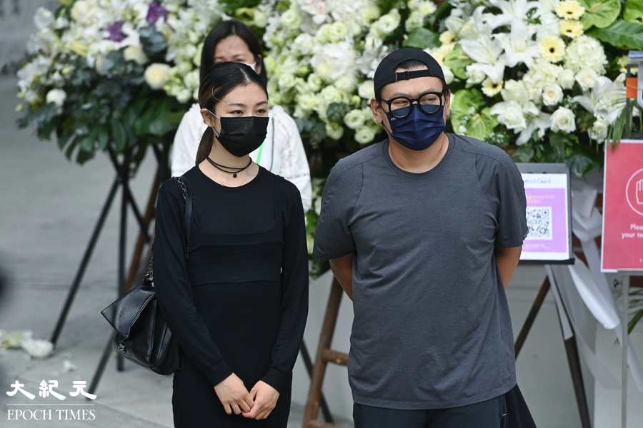 顏卓靈（左）和白只。（宋碧龍／大紀元）