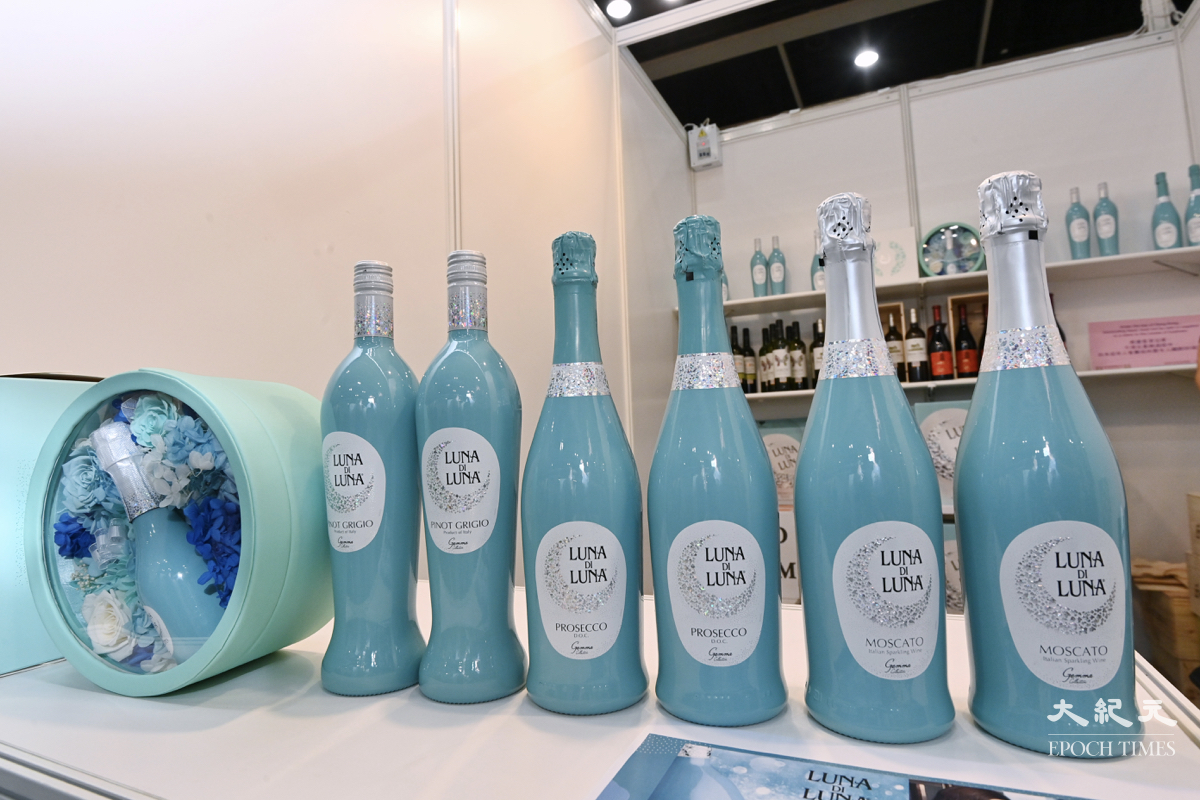萬杯品酒廊主打法國波爾多博多艮地名區紅白酒、西班牙、意大利、德國等各國名酒。（宋碧龍/大紀元）