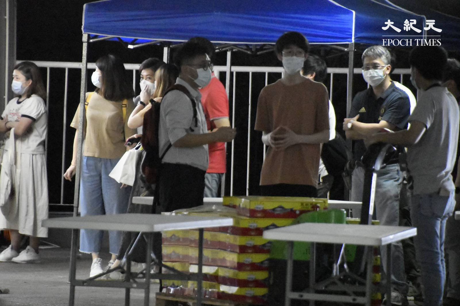 晚上近8時，荃灣荃威花園R座平台，民政事務處工作人員正在準備。（麥碧／大紀元）