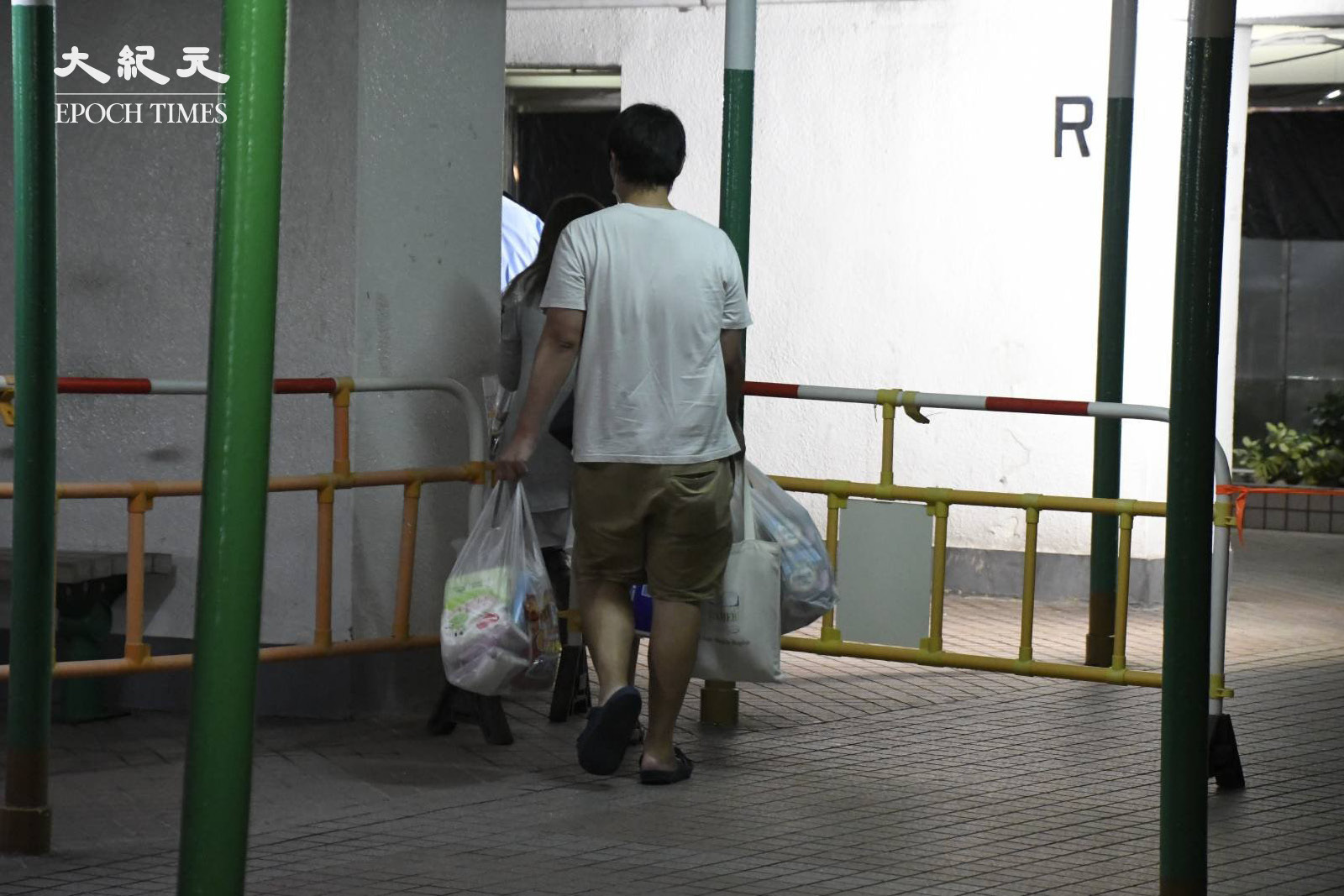 晚上8時，有兩名R座居民懶理保安阻止，直接返回大廈內。（麥碧／大紀元）