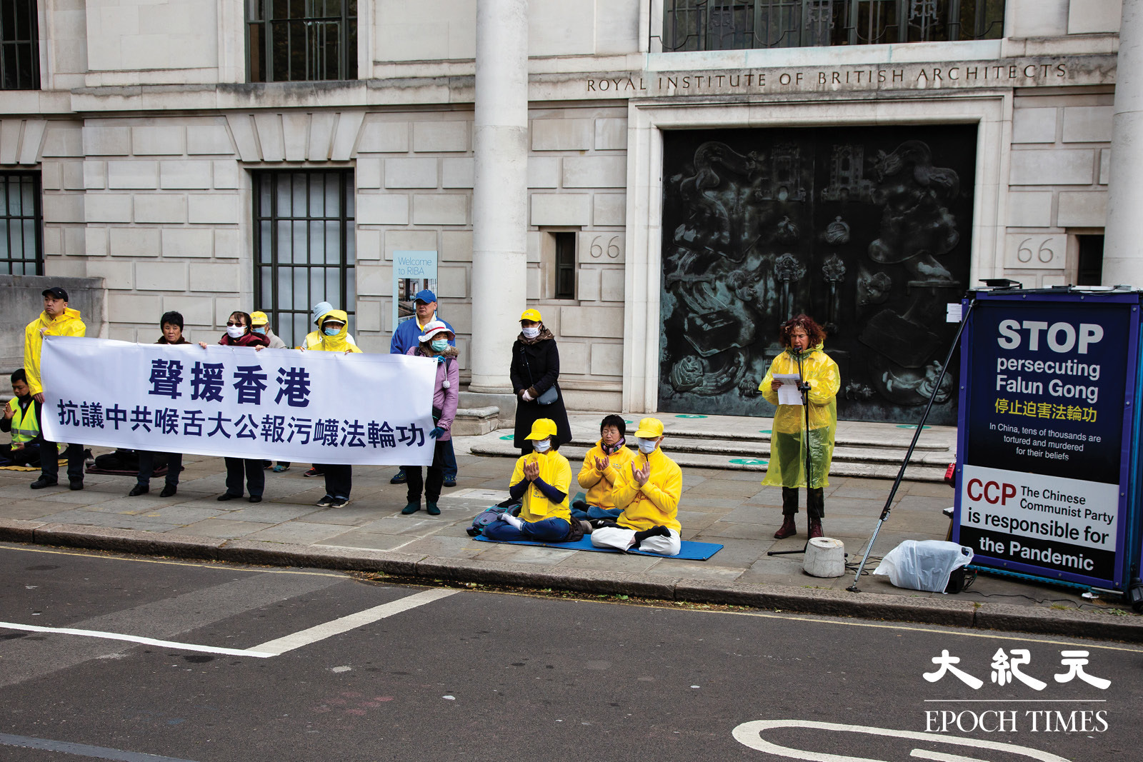 5月4日，英國法輪功學員在倫敦中領館對面舉行集會，期間學員代表發言，抗議中共喉舌《大公報》連日誣衊法輪功。（羅元／大紀元）