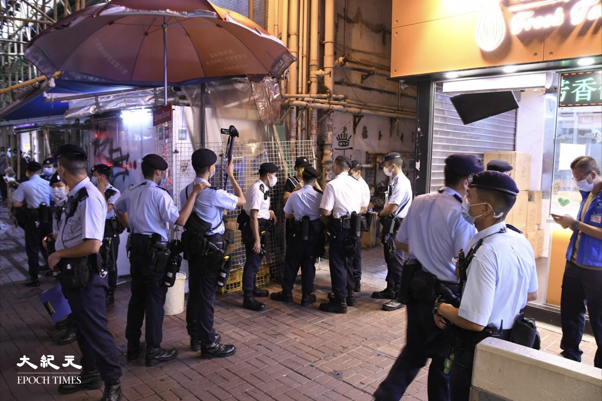 5月31日現場過百名警方機動部隊成員增援後，聯合廣場附近出現大規模無差別式截停搜查市民，有在場街坊感到非常憤怒。（麥碧/大紀元）