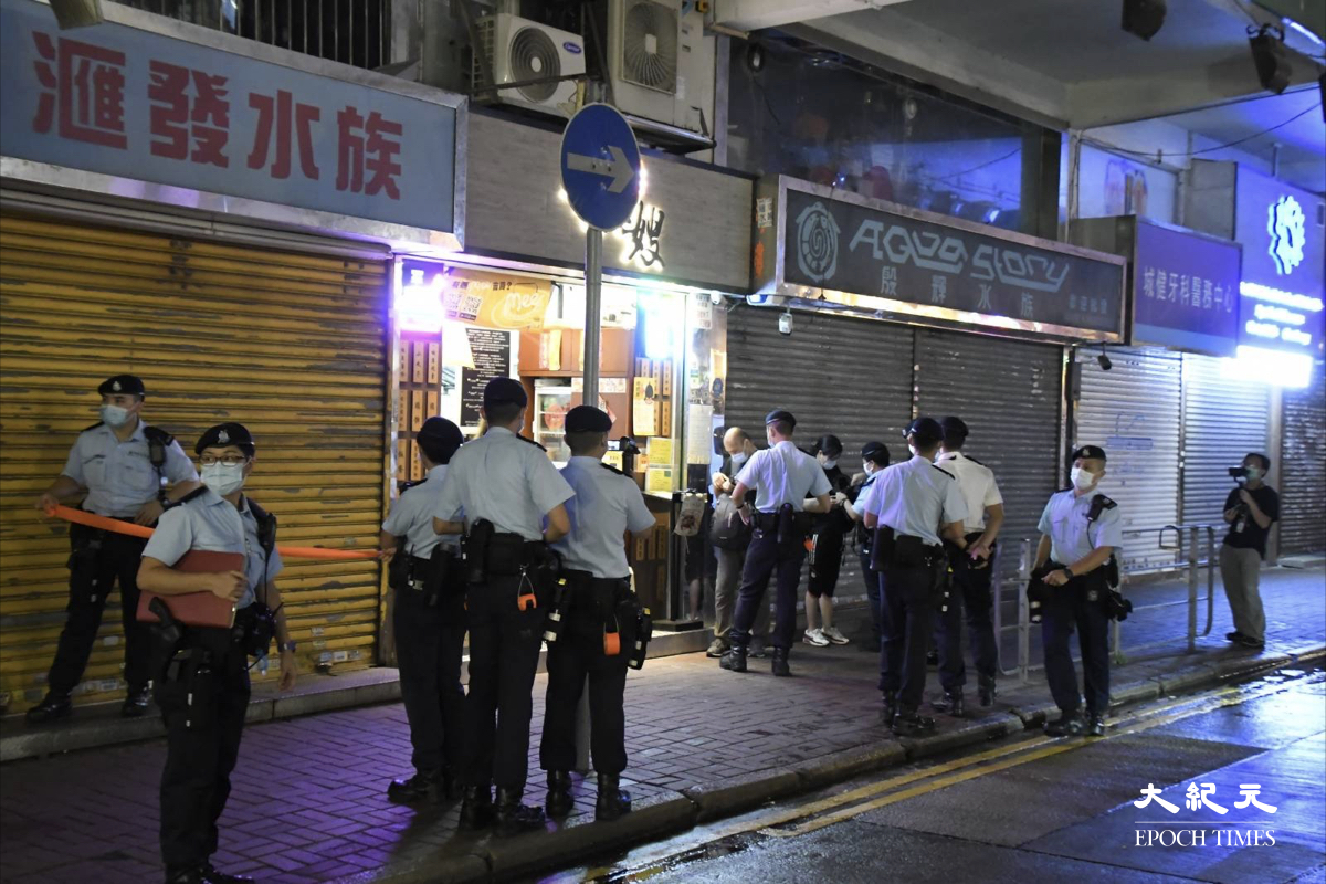 現場過百名機動部隊成員增援後，聯合廣場附近出現大規模無差別式截停搜查，有在場街坊感到非常憤怒。(麥碧/大紀元)