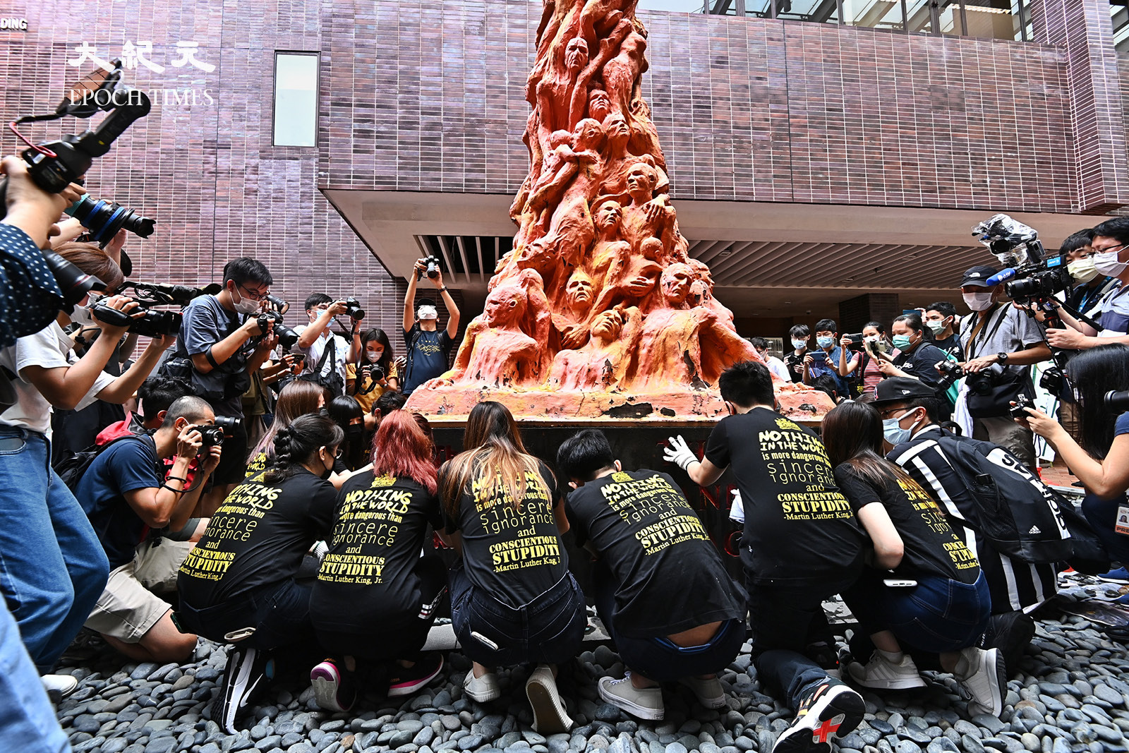 港大學生在清洗國殤之柱。（宋碧龍／大紀元）