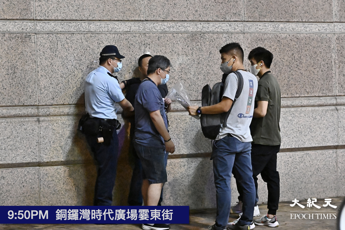 晚上9時50分，警察在時代廣場霎東街方向截查市民。（宋碧龍／大紀元）