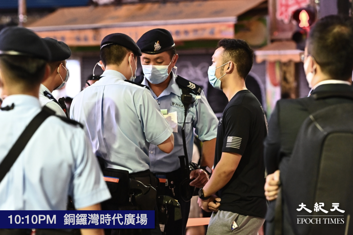 晚上約10時10分，時代廣場有4人被票控違反599G限聚令後獲放行。（宋碧龍／大紀元）