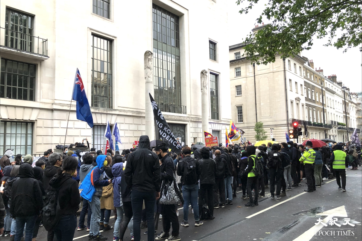 英國當地時間6月4日晚上約8時，中共駐倫敦總領事館對面聚集逾千人悼念六四。（文沁／大紀元）