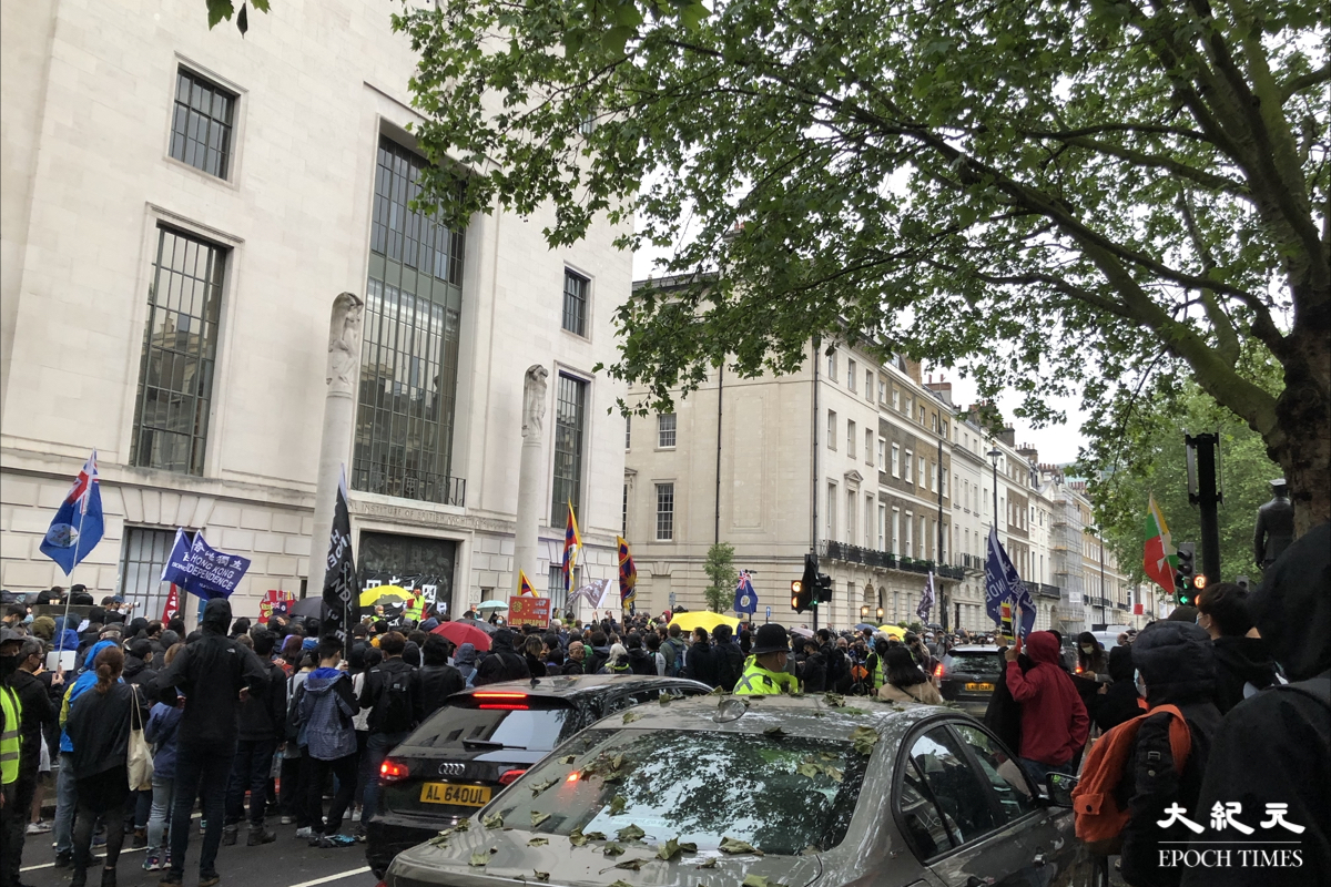 英國當地時間6月4日晚上約8時，中共駐倫敦總領事館對面聚集逾千人悼念六四。（文沁／大紀元）