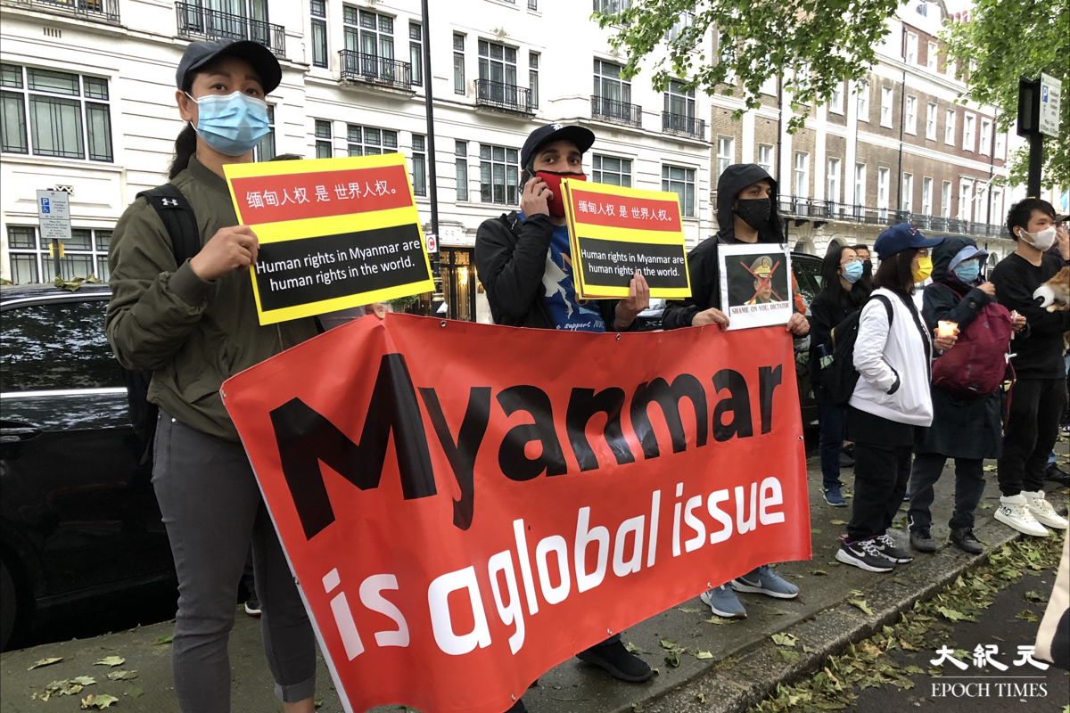 英國當地時間6月4日晚上約8時，中共駐倫敦總領事館對面聚集逾千人悼念六四。緬甸人士拉起橫幅呼籲民眾關注。（文沁／大紀元）