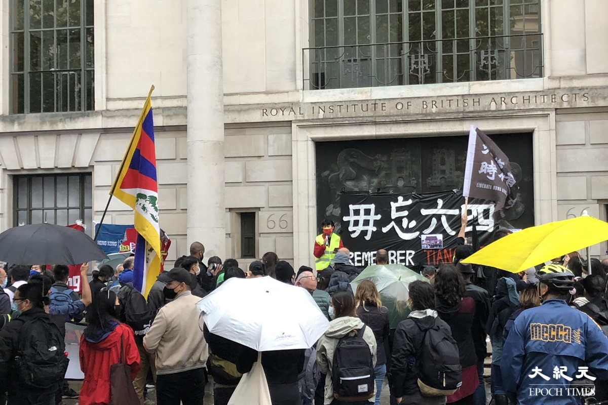 英國當地時間6月4日晚上約8時，中共駐倫敦總領事館對面聚集逾千人悼念六四。（文沁／大紀元）