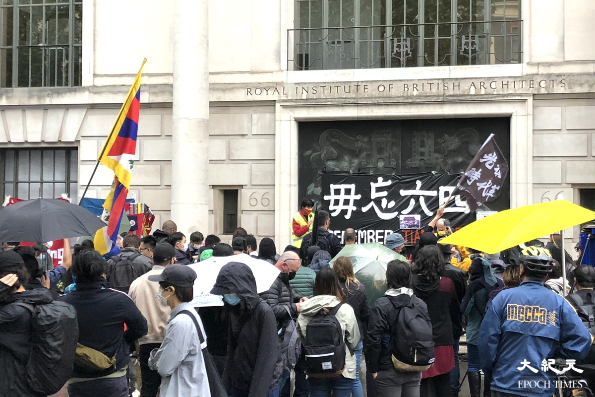 英國當地時間6月4日晚上約8時，中共駐倫敦總領事館對面聚集逾千人悼念六四。（文沁／大紀元）