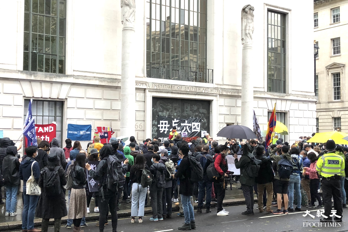 英國當地時間6月4日晚上約8時，中共駐倫敦總領事館對面聚集逾千人悼念六四。（文沁／大紀元）