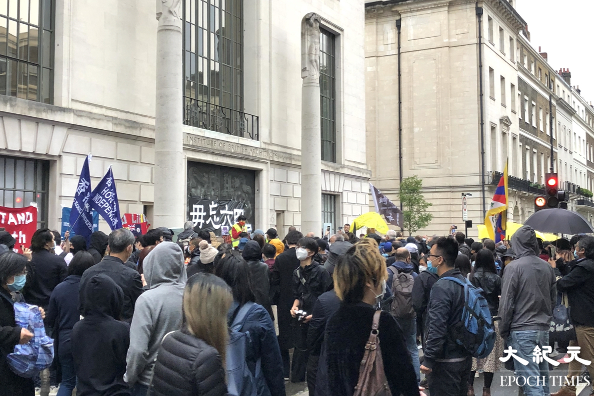 英國當地時間6月4日晚上約8時，中共駐倫敦總領事館對面聚集逾千人悼念六四。（文沁／大紀元）