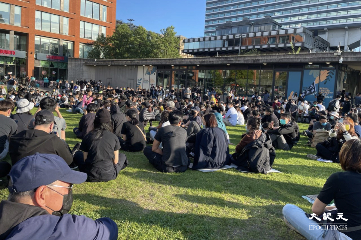 曼徹斯特香港人參加集會，表達對香港自由的關注，及悼念六四亡魂。（陸曼/大紀元）