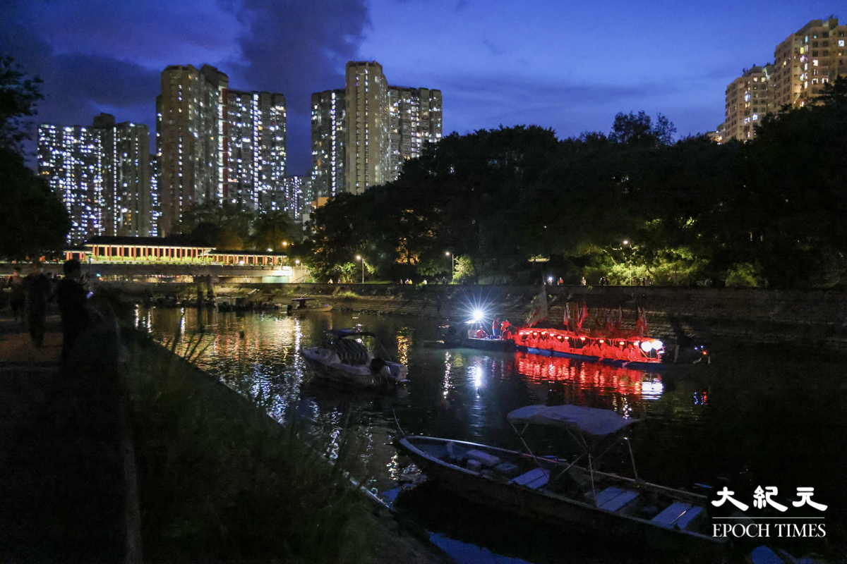 昨天（14日）是黃曆五月初五端午節，大埔林村河晚上有連續兩晚的扒「夜光龍」活動。（陳仲明／大紀元）
