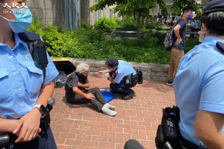 王婆婆表示，因警員將她兩邊腋下大力拉起，過程中自己被弄傷，她亦感到右臂感到麻痺。（梁珍／大紀元）