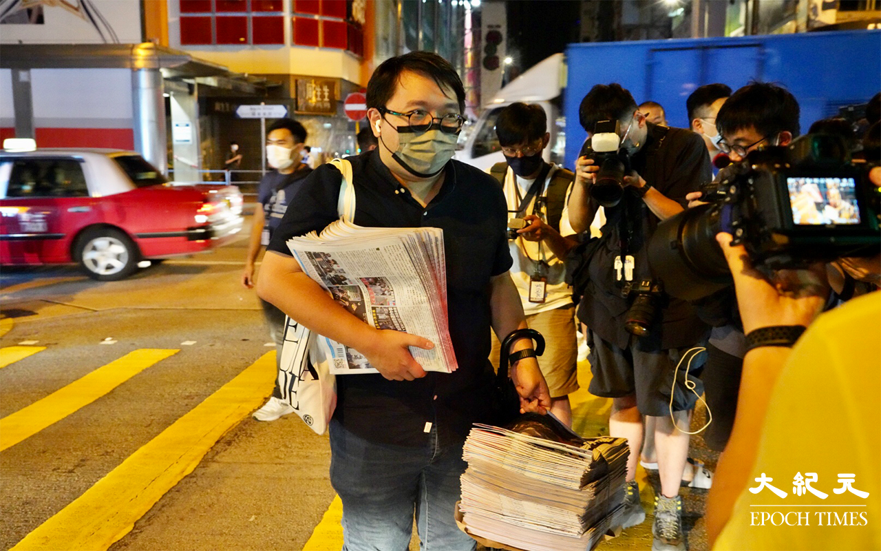 市民爆買《蘋果日報》。（余鋼／大紀元）