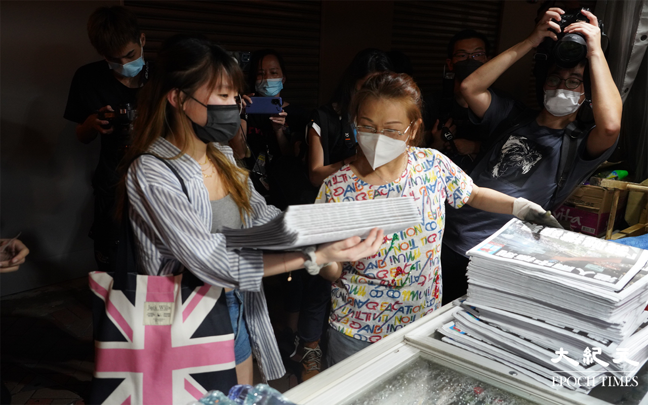 市民購買最後一份《蘋果日報》。（余鋼 / 大紀元）