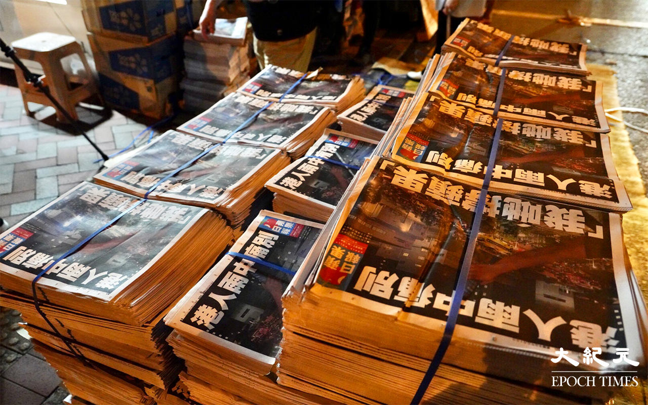 旺角亞皆老街西洋菜街交界的一個報紙檔，8800份蘋果日報，於四個小時內全數沽清。（余鋼 / 大紀元）
