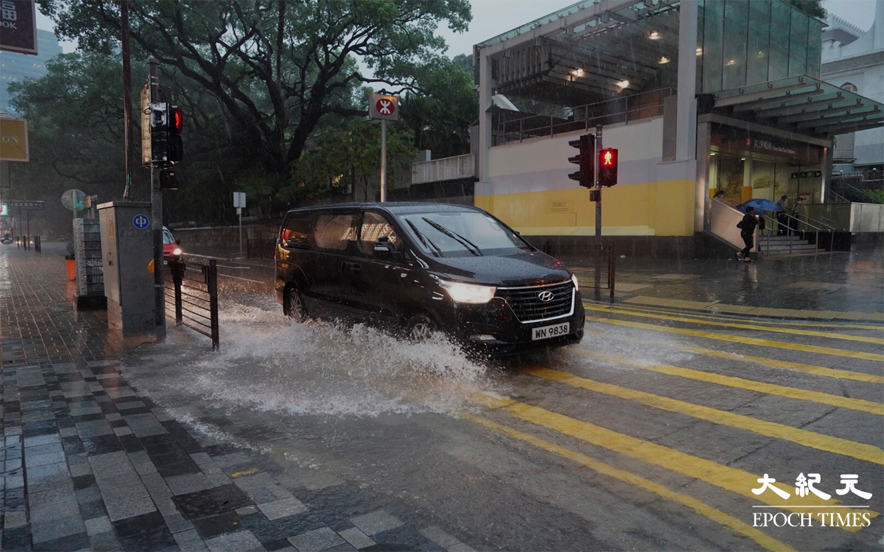 車在雨中穿行。（余鋼／大紀元）