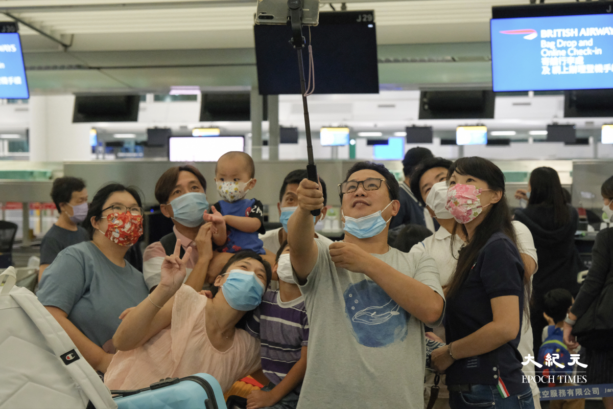 離開香港前的合影，不知何年何月能再相聚。（朗星/大紀元)