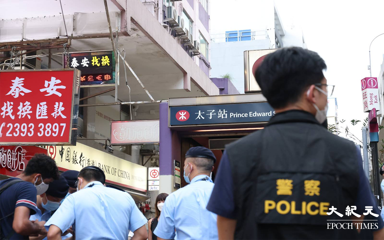 警方部署過百名機動部隊成員，在太子站附近戒備。（李辰 / 大紀元）