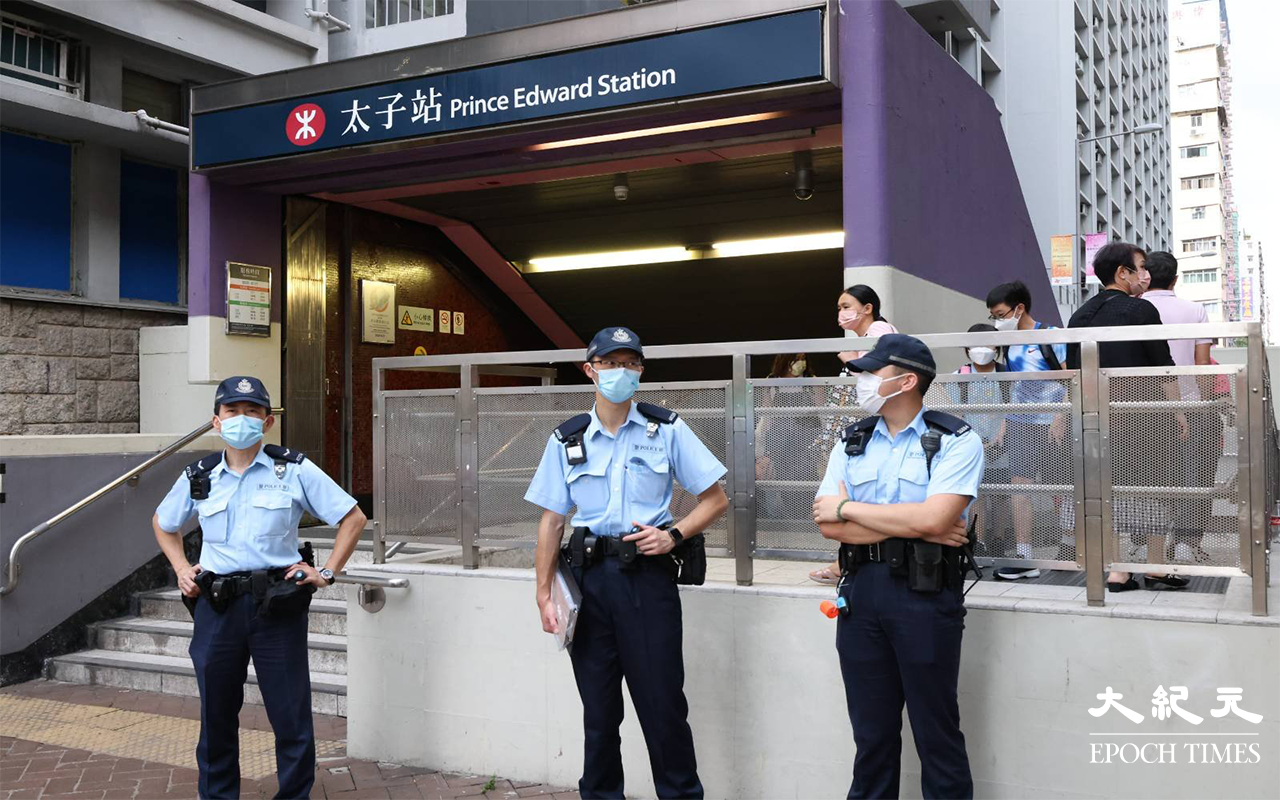 警方部署過百名機動部隊成員，在太子站附近戒備。（李辰 / 大紀元）