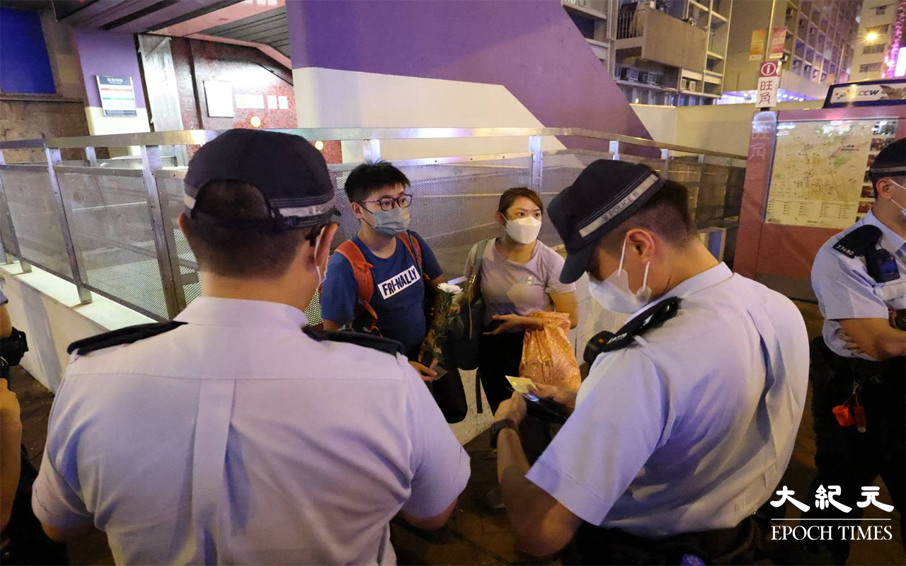 於太子站外放低鲜花後，遭在場警員警告有可能被票控亂拋垃圾的兩名市民，事後感到相當無奈。（李辰 / 大紀元）