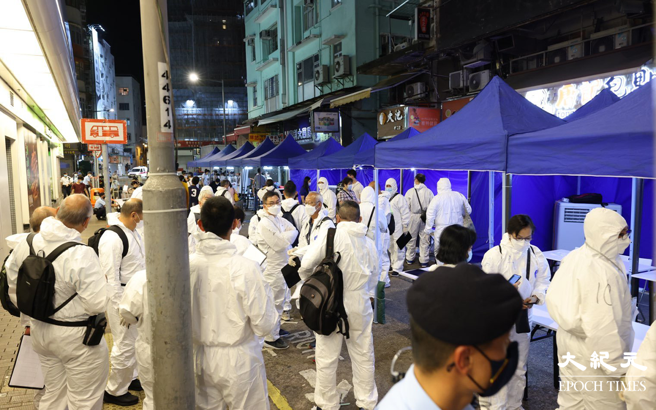 香港仔成都道38號利港中心限制區域內，有大批穿著全套保護裝備的工作人員。（李辰／大紀元）