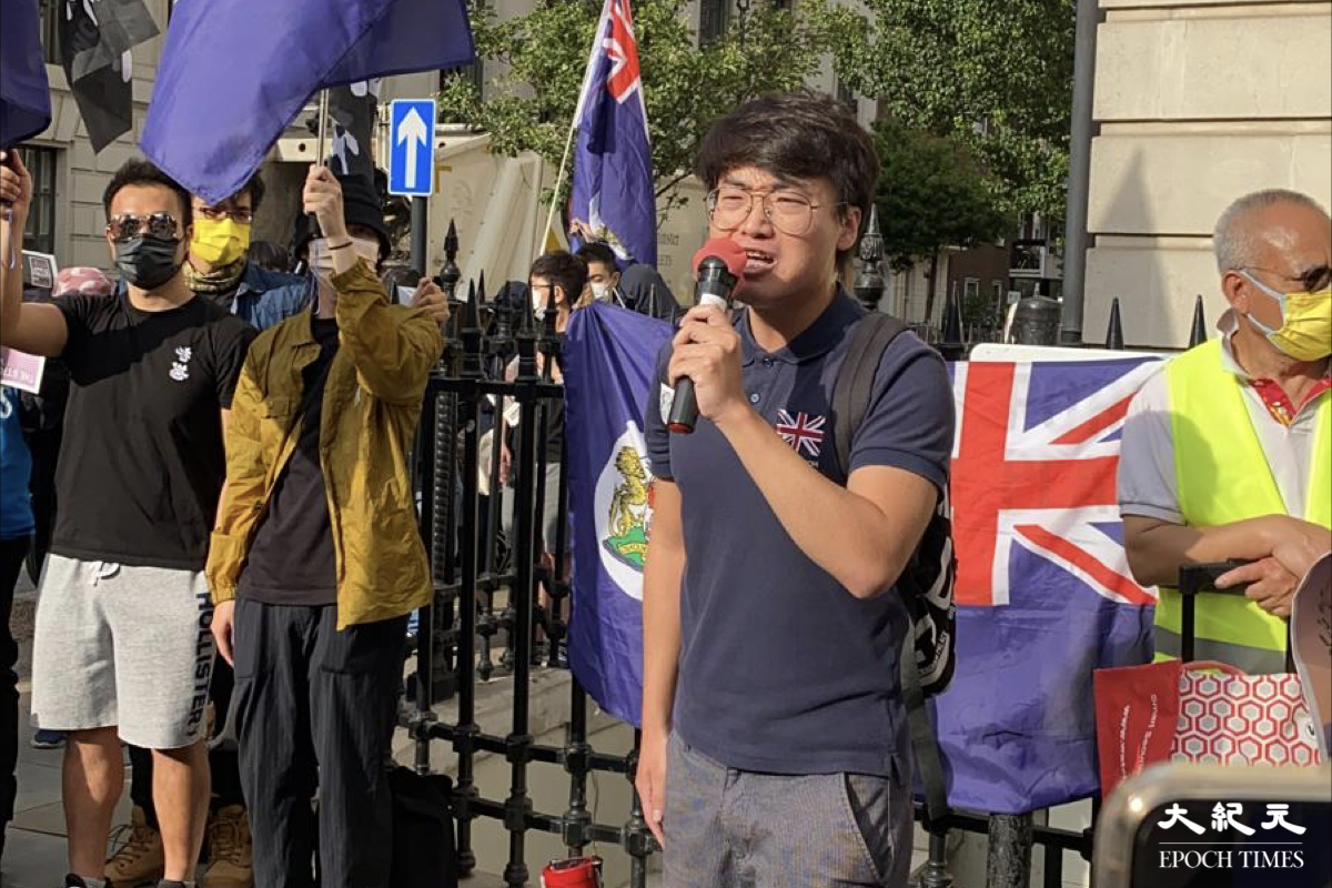 英國時間7月1日（周四）傍晚六時，鄭文傑在倫敦中領館外參與「中共摧毀香港廿四年」集會並發言。（文青／大紀元）