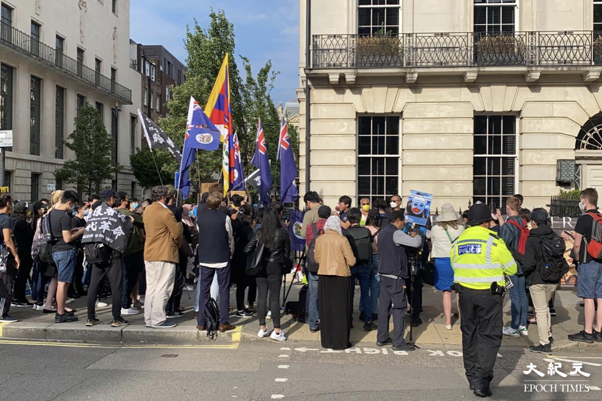 英國於當地時間7月1日（周四）傍晚六時，在倫敦中領館外有逾500人參與「中共摧毀香港廿四年」集會。（文青／大紀元）