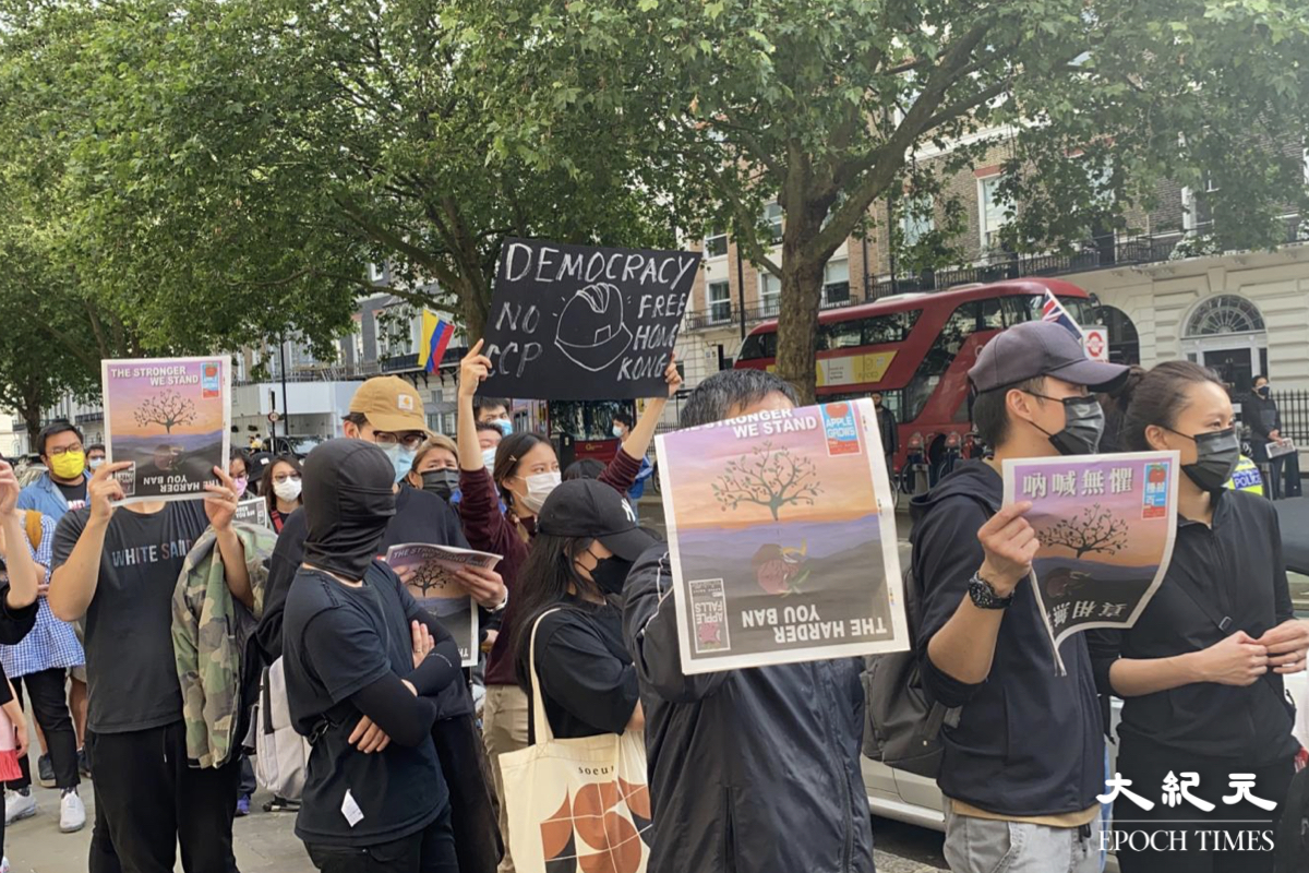 英國於當地時間7月1日（周四）傍晚六時，在倫敦中領館外有逾500人參與「中共摧毀香港廿四年」集會。（文青／大紀元）
