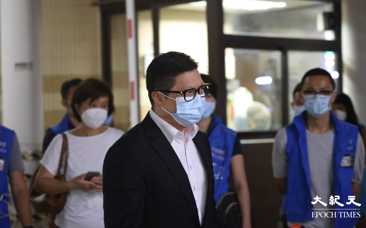 凌晨1時20分，新任保安局局長鄧炳強從機場趕抵瑪麗醫院探望受傷警員，並會見記者。（李辰/大紀元）