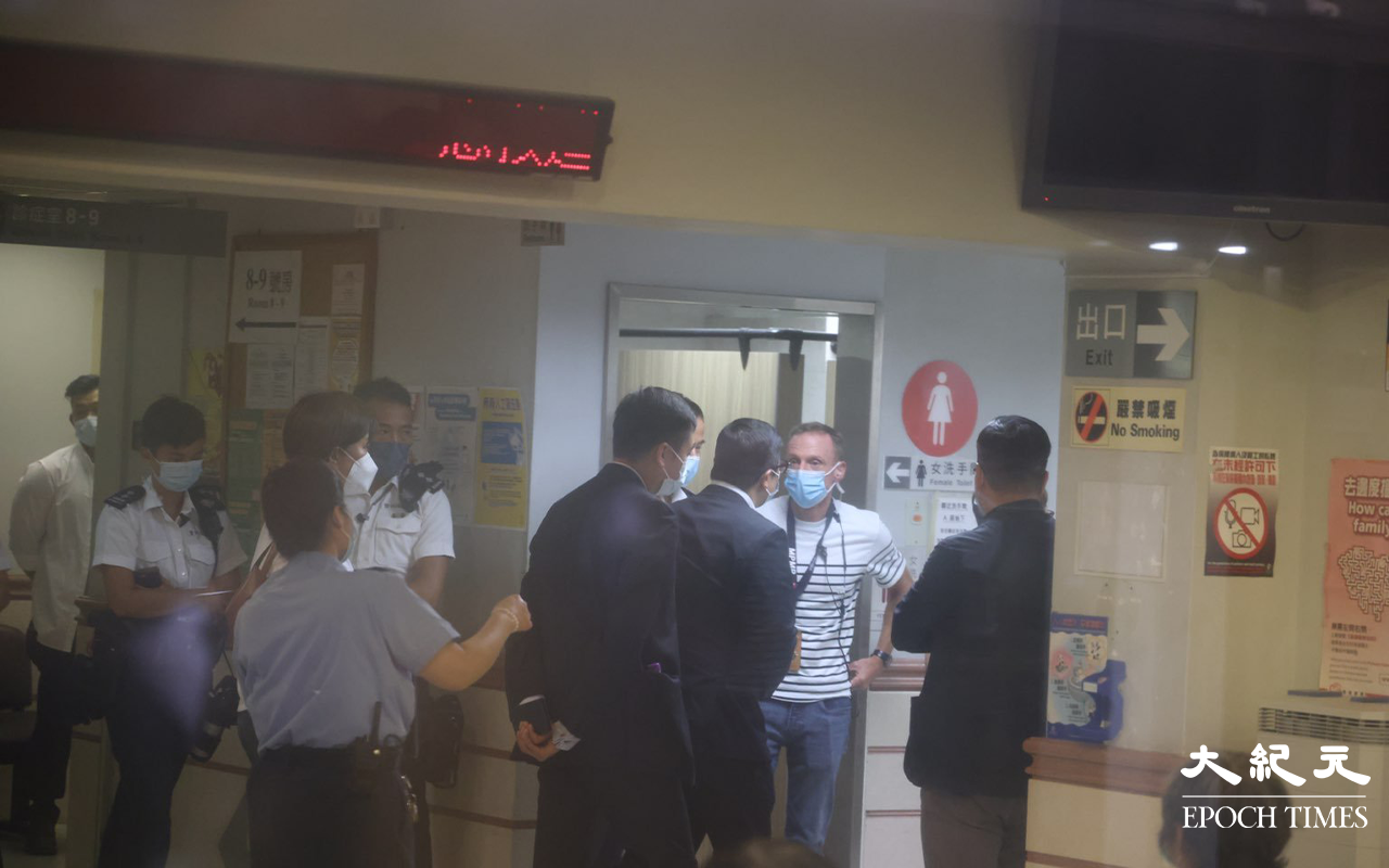 凌晨1時20分，新任保安局局長鄧炳強從機場趕抵瑪麗醫院探望受傷警員，並會見記者。（李辰/大紀元）