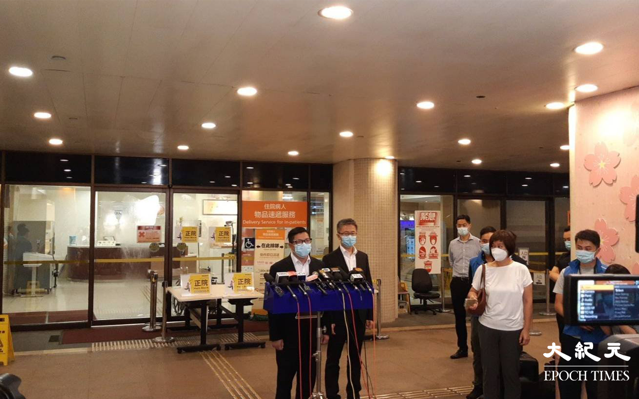 凌晨2時，新任保安局局長鄧炳強及警務處長蕭澤頤，在瑪麗醫院就警員在銅鑼灣遇襲案件召開記者招待會。（李辰/大紀元）