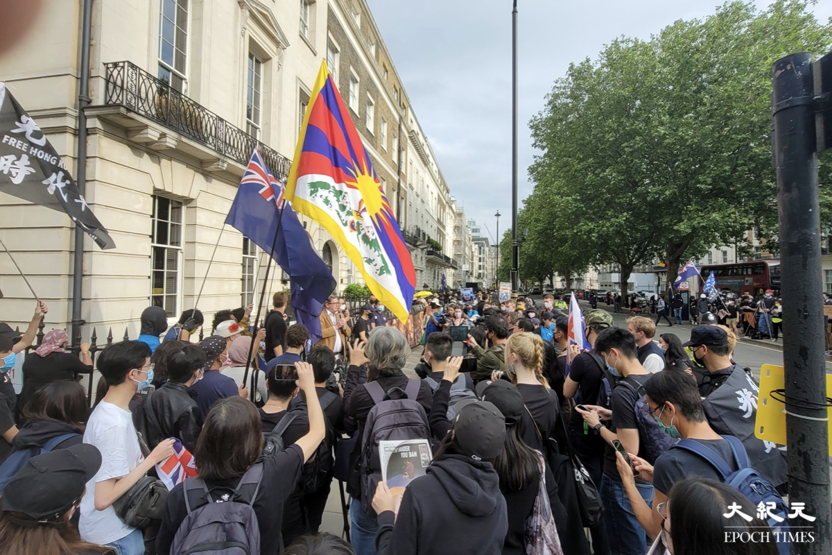 英國於當地時間7月1日（周四）傍晚六時，在倫敦中領館外有逾500人參與「中共摧毀香港廿四年」集會。（霄龍／大紀元）