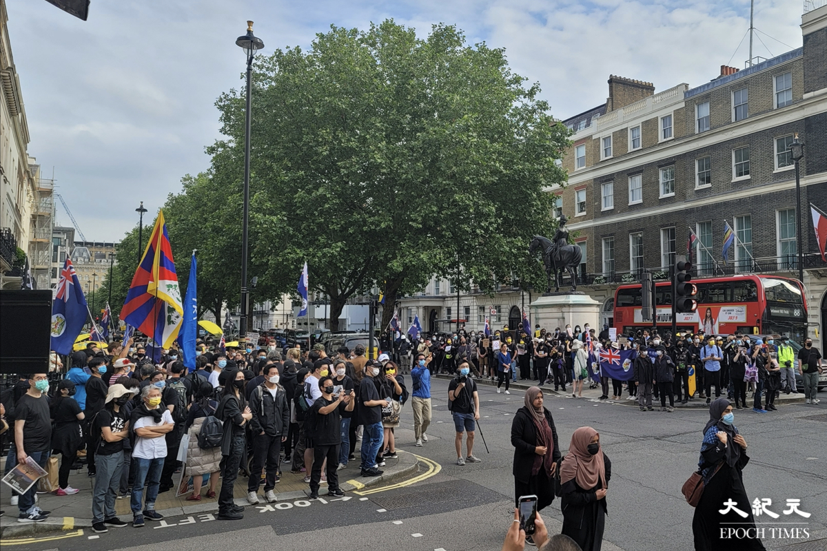 英國於當地時間7月1日（周四）傍晚六時，在倫敦中領館外有逾500人參與「中共摧毀香港廿四年」集會。（霄龍／大紀元）