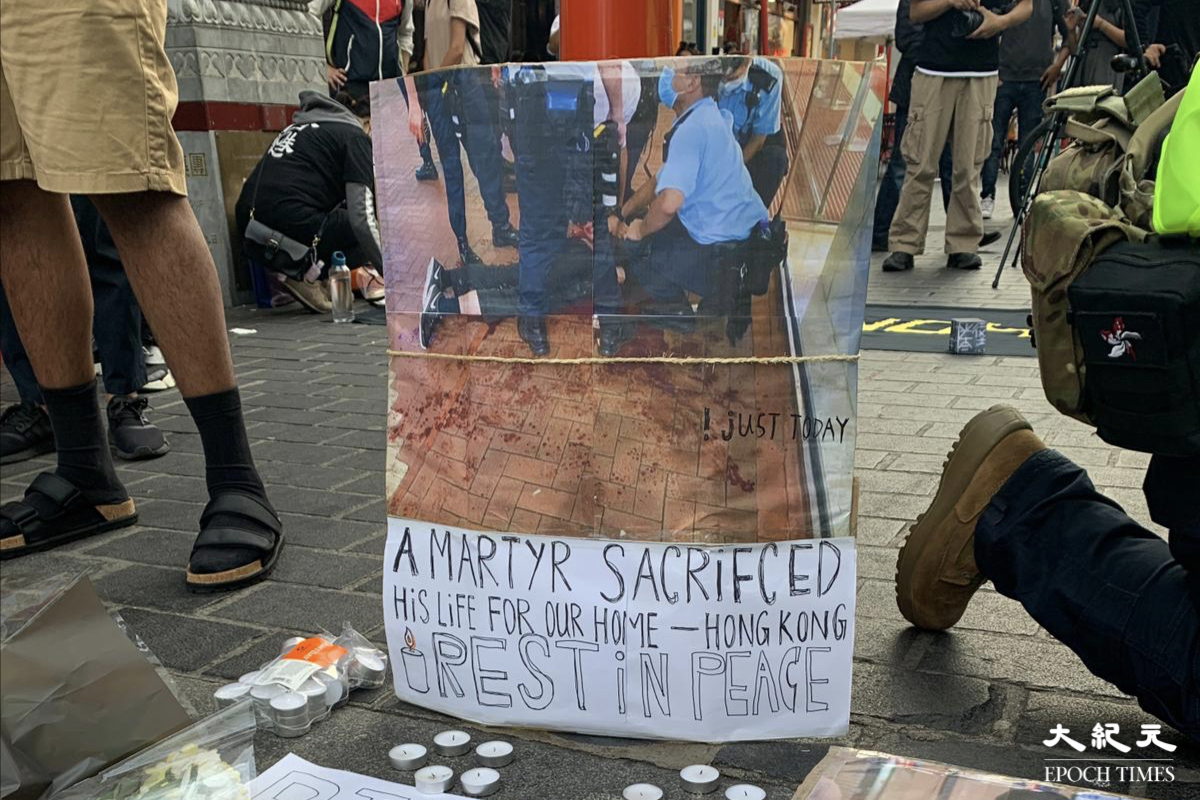 英國時間7月1日（周四）晚上7時30分，港人聚集在倫敦唐人街集會，抗議中共摧毀香港24年。（霄龍／大紀元）