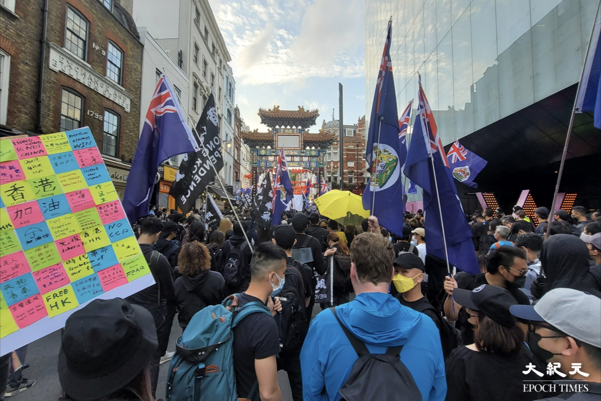 英國時間7月1日（周四）晚上7時30分，港人聚集在倫敦唐人街集會，抗議中共摧毀香港24年。（霄龍／大紀元）